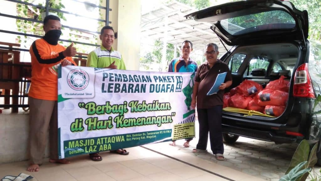 Peduli Dampak Covid-19, Takmir Masjid Kuno Tamanarum Bagikan Paket Sembako