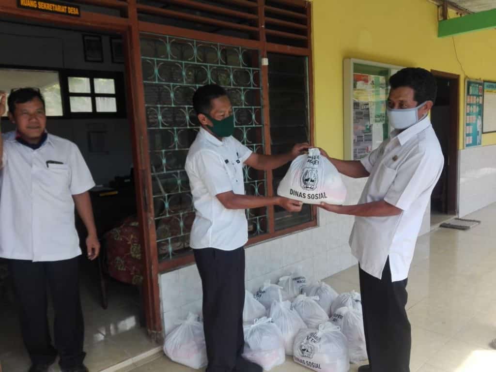 Warga RT 17 Desa Tamanarum Terdampak Virus COVID-19 Mendapat Bantuan Dari Dinas Sosial