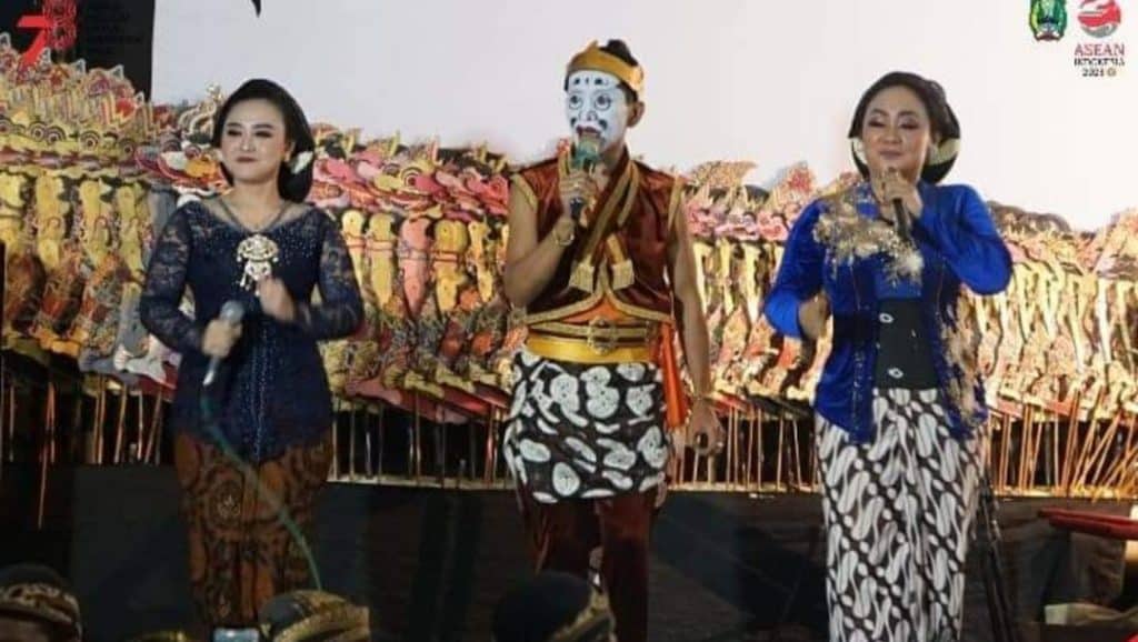 Pagelaran Wayang di Desa Tamanarum: Meriahkan Ribuan Penonton dengan Keindahan Budaya dan Hiburan Menghibur