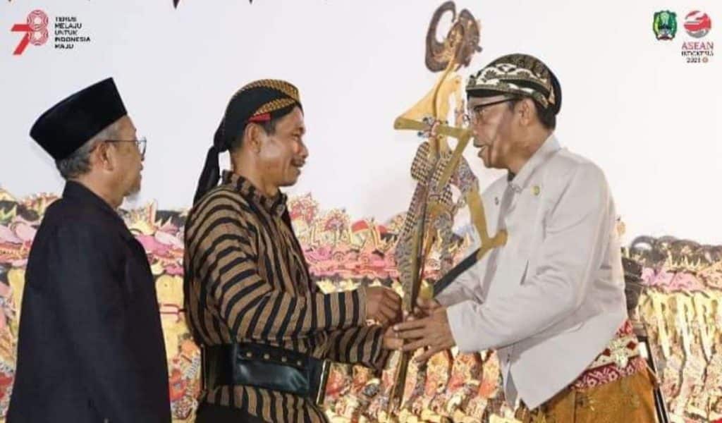 Pagelaran Wayang di Desa Tamanarum: Meriahkan Ribuan Penonton dengan Keindahan Budaya dan Hiburan Menghibur